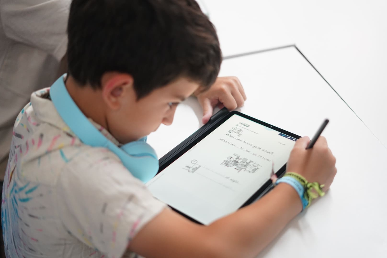 Alumno estudiando inglés desde la tableta, enfocado y con la postura adecuada según el método Kumon-Uruguay