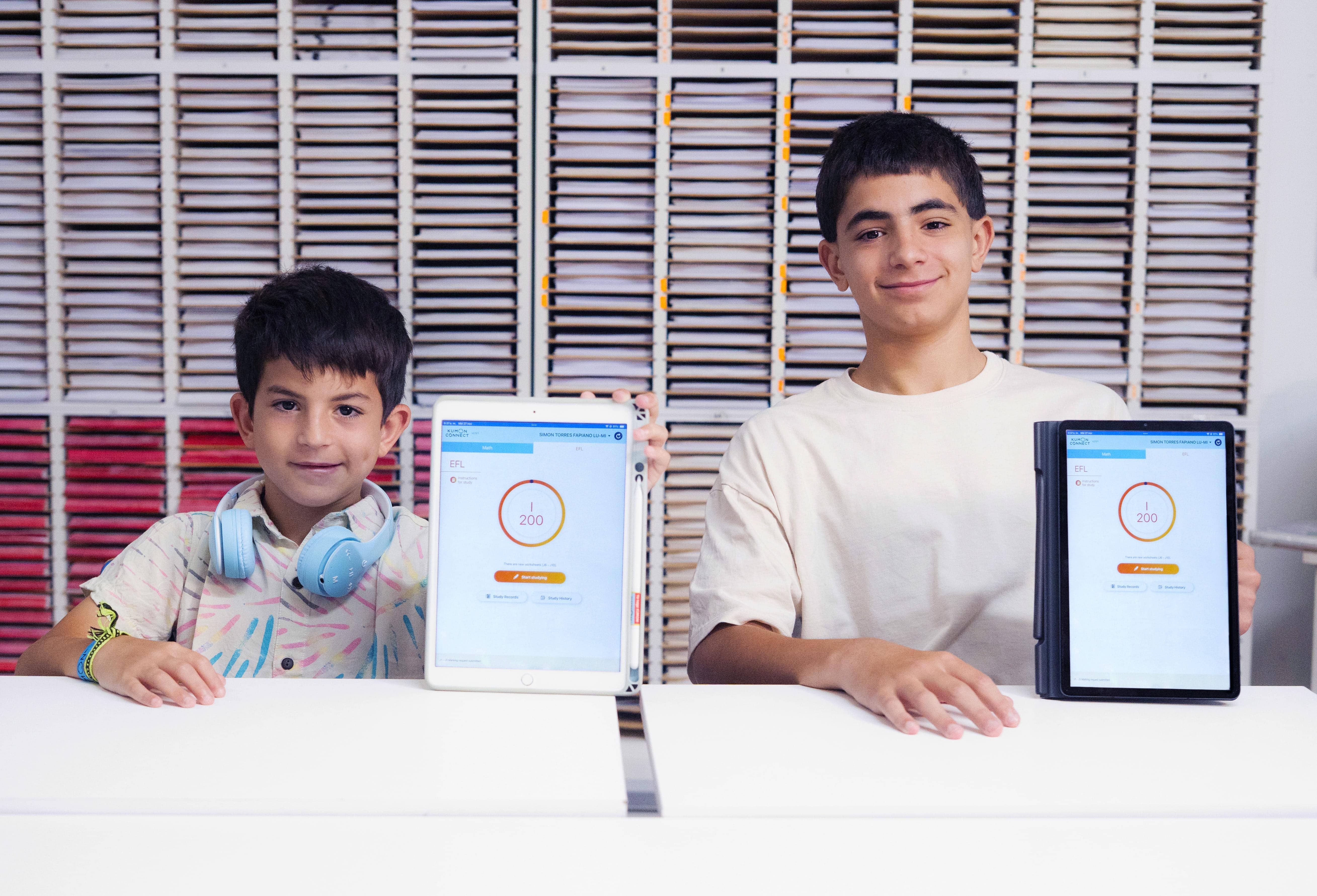 Dos niñas sosteniendo una tableta y mostrando sus resultados después de finalizar sus tareas-Uruguay