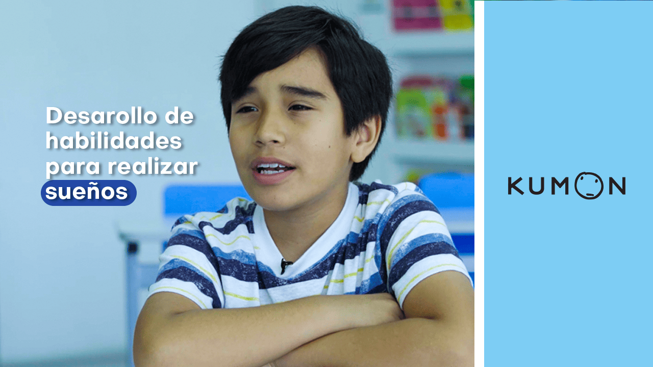 Alumno con los brazos cruzados hablando del desarrollo de habilidades con Kumon-Uruguay