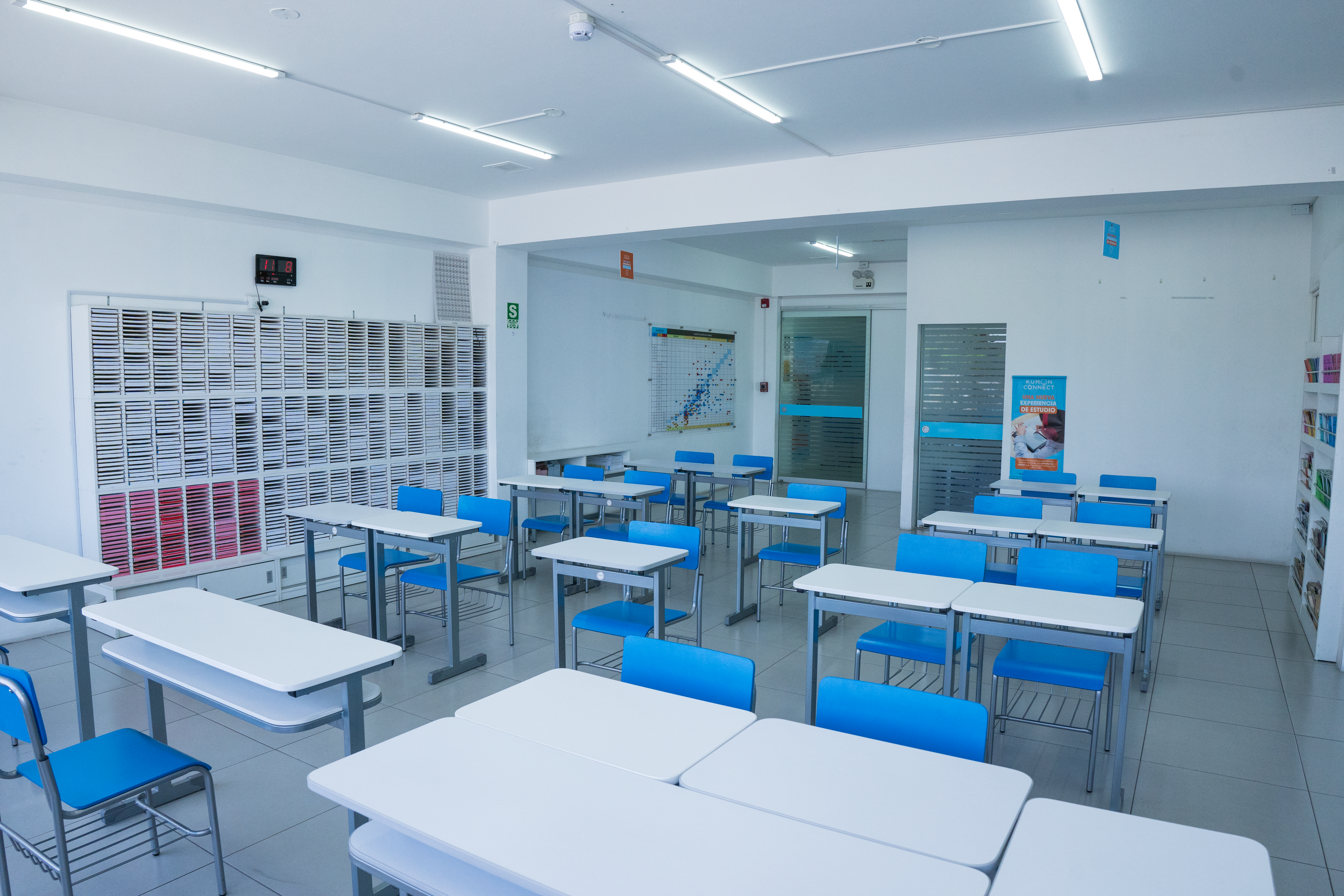 Sala de estudio de un centro Kumon después de la apertura, con un diseño acorde a los estándares de Kumon