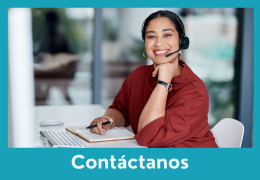 Atendente de Kumon con auriculares, lista para la atención al potencial cliente de Kumon-Uruguay