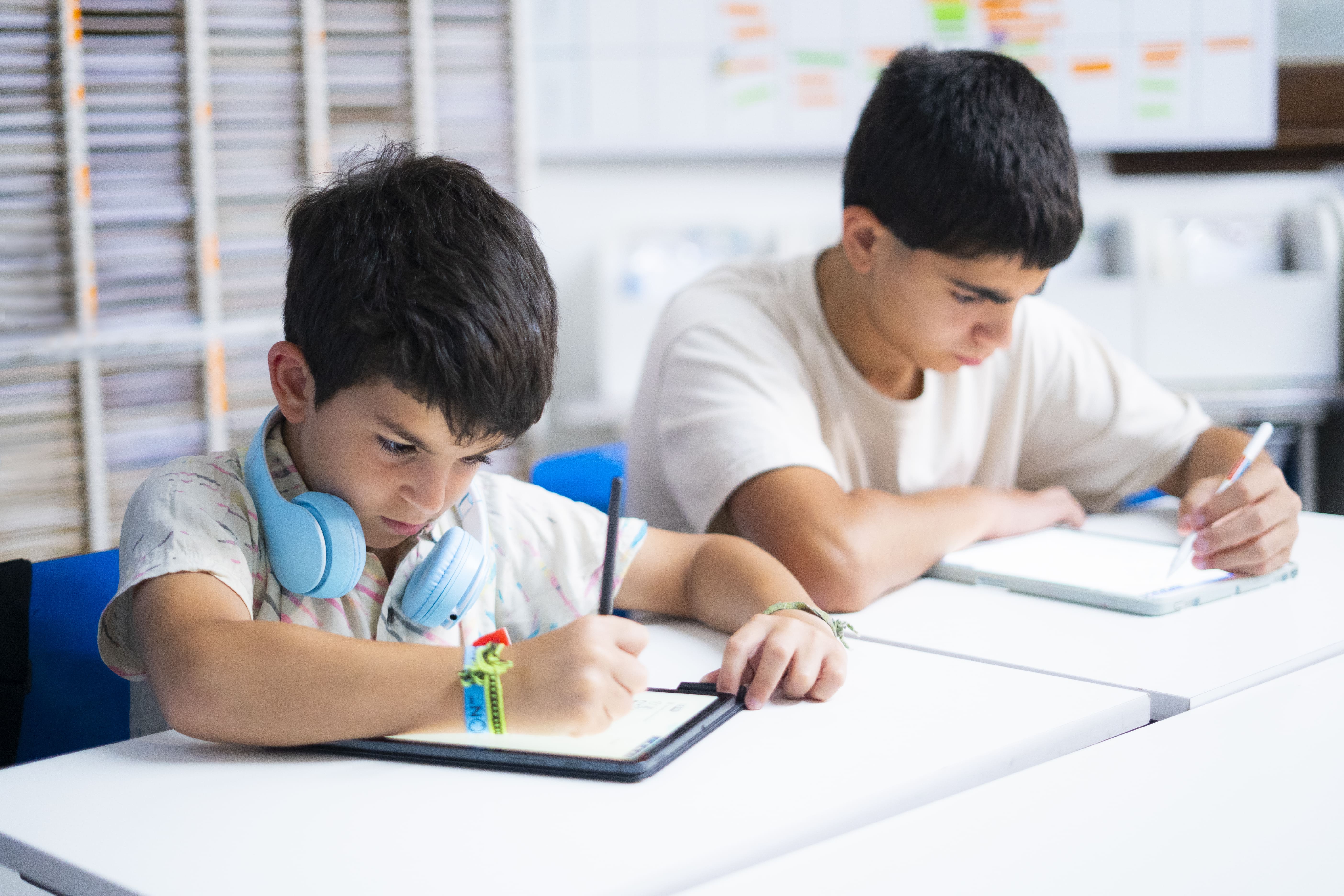 Dos alumnos en un centro Kumon haciendo su tarea de Kumon en la tableta-Uruguay