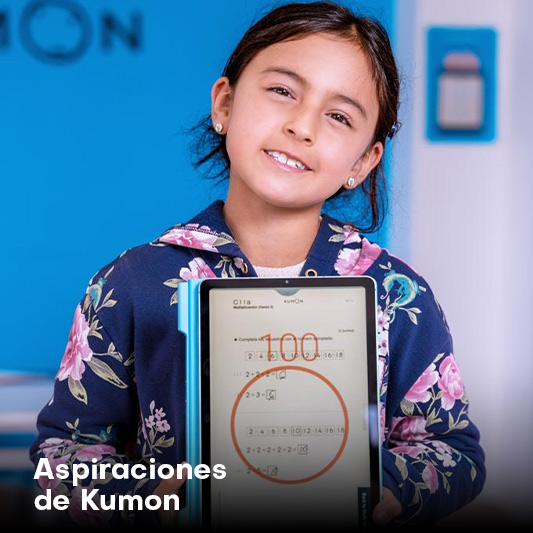 Niña mostrando orgullosa su resultado perfecto en ejercicios de matemáticas realizados en la tablet con el método Kumon